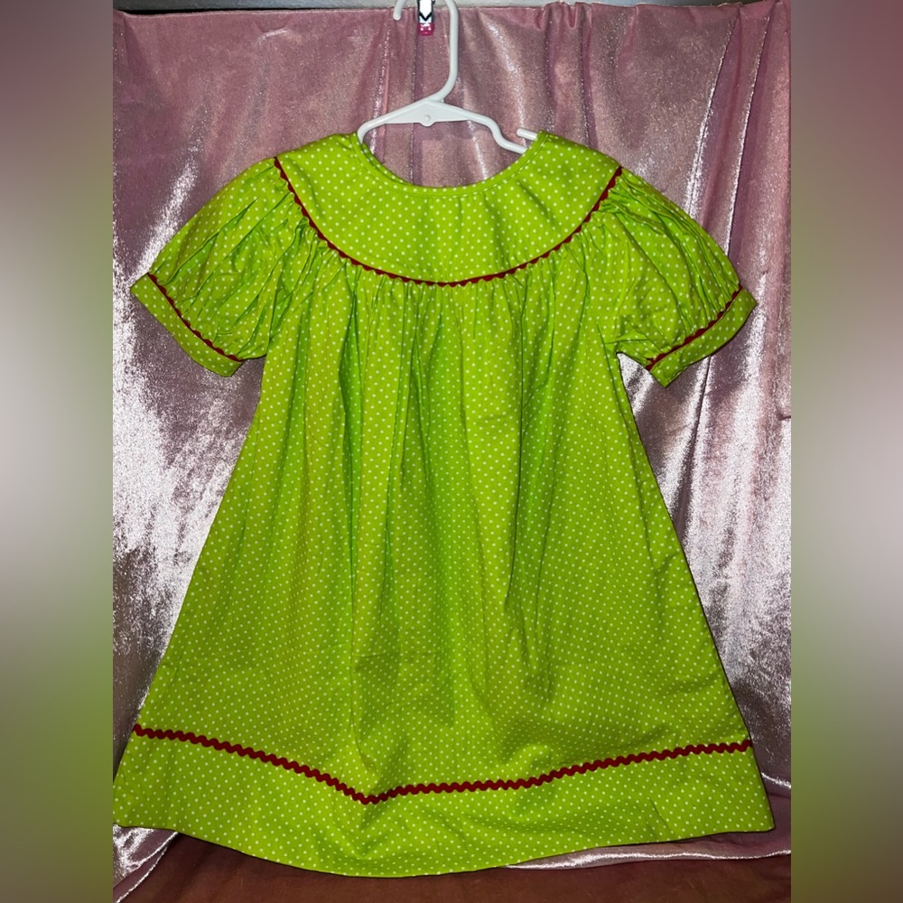 Barefoot. Grinch color smock dress